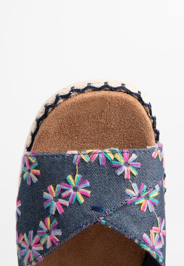 TOMS ABBY