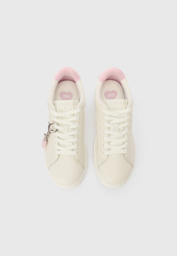 Tommy Jeans ARCHIVE COURT HEART CHARM LEATHER TRAINERS