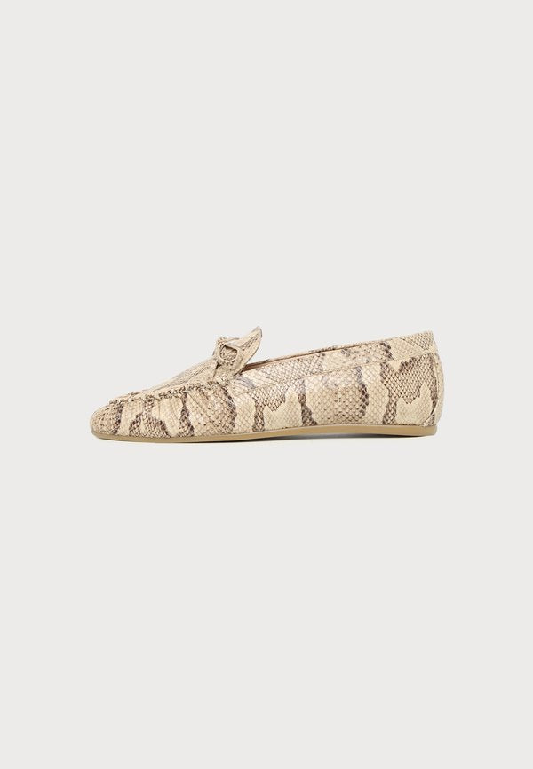 Stuart Weitzman BRITT BOW LOAFER