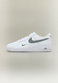 Nike Sportswear AIR FORCE 1 07 TECH UNISEX - Trainers - white/metallic cool grey/fir/cool grey