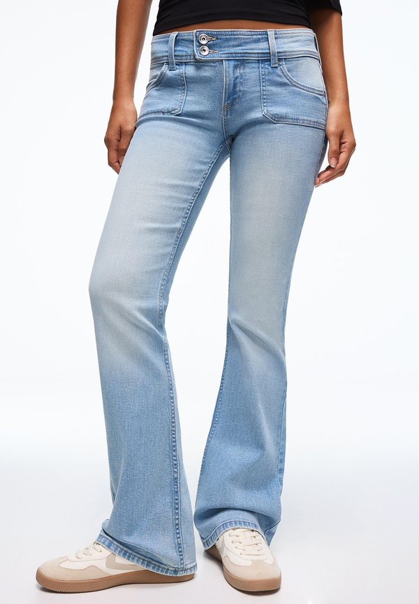 Bershka LOW-RISE - Bootcut jeans - light blue