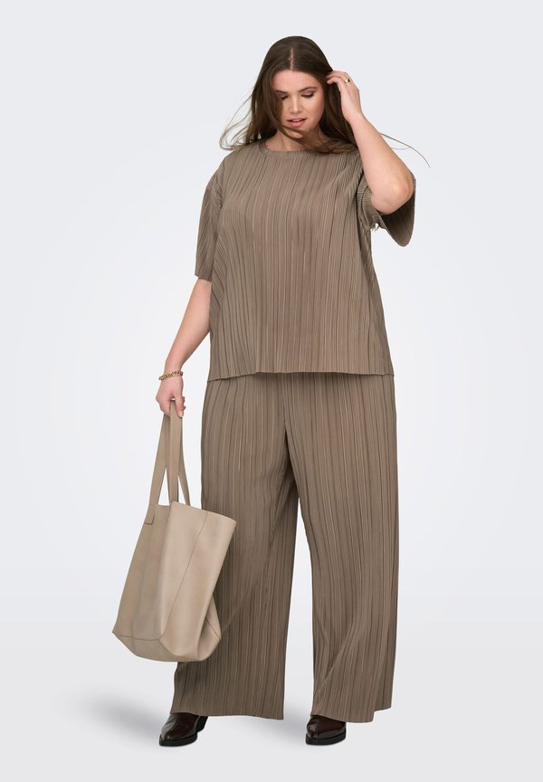 ONLY Carmakoma Pleated CARRAVENNA Pleated
