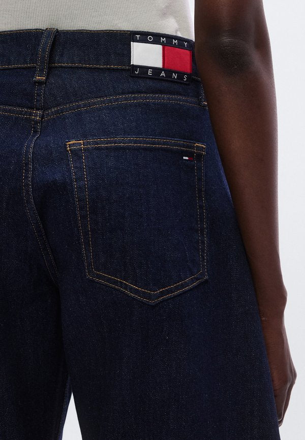 Tommy Jeans MID RISE TWISTED TAPERED BARREL LEG JEANS