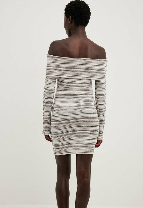 NA-KD GESTREIFTES OFF-SHOULDER