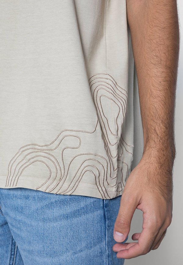 Sean John SCRIPT LOGO WASHED EMBROIDERY TEE