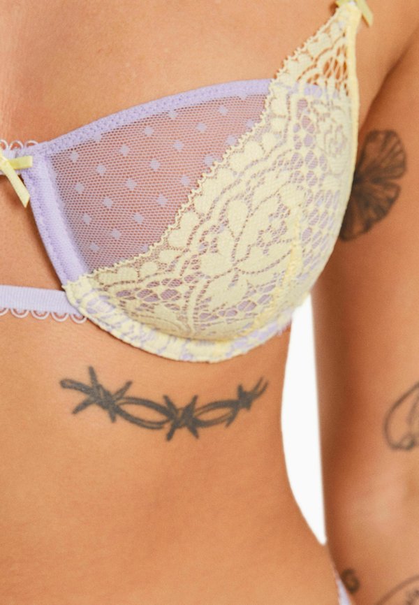 Bershka BLONDE WITH UNDERWIRE