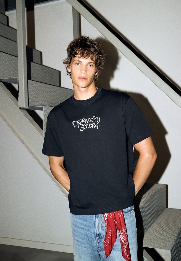 Bershka PRINT-TSHIRT - Print T-shirt - royal blue