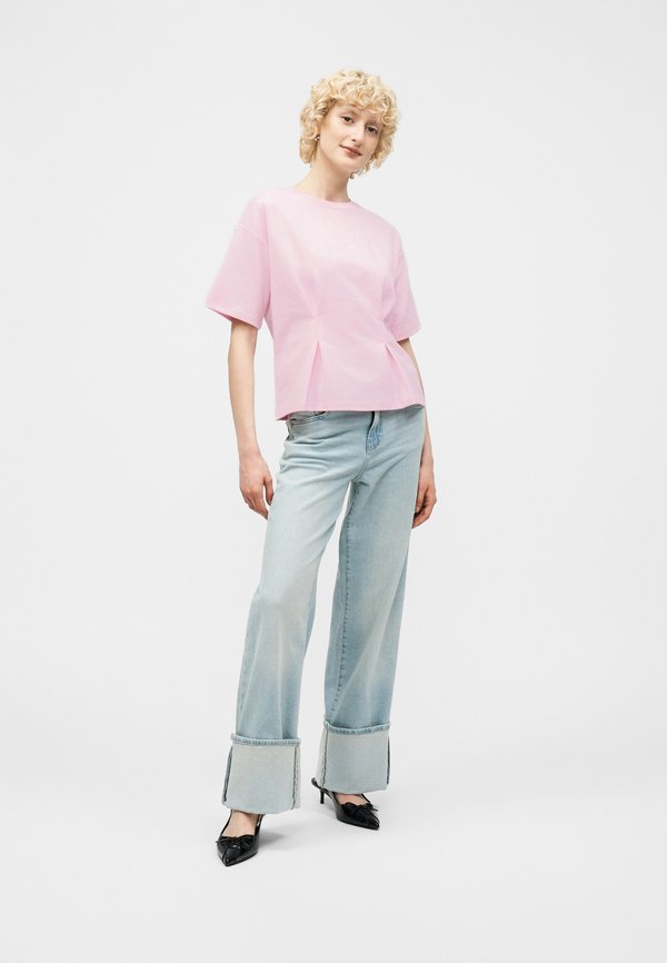Pieces PCSKYLAR O NECK FITTED TEE