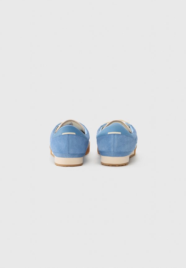 Lacoste AURA