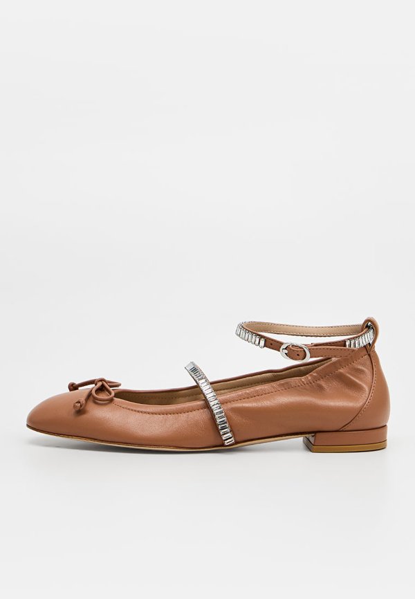 Stuart Weitzman STEFANIE