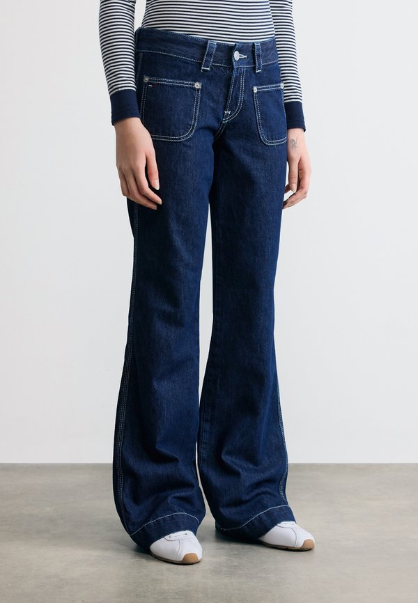 Tommy Jeans LOW RISE BOOTCUT SAILOR JEANS
