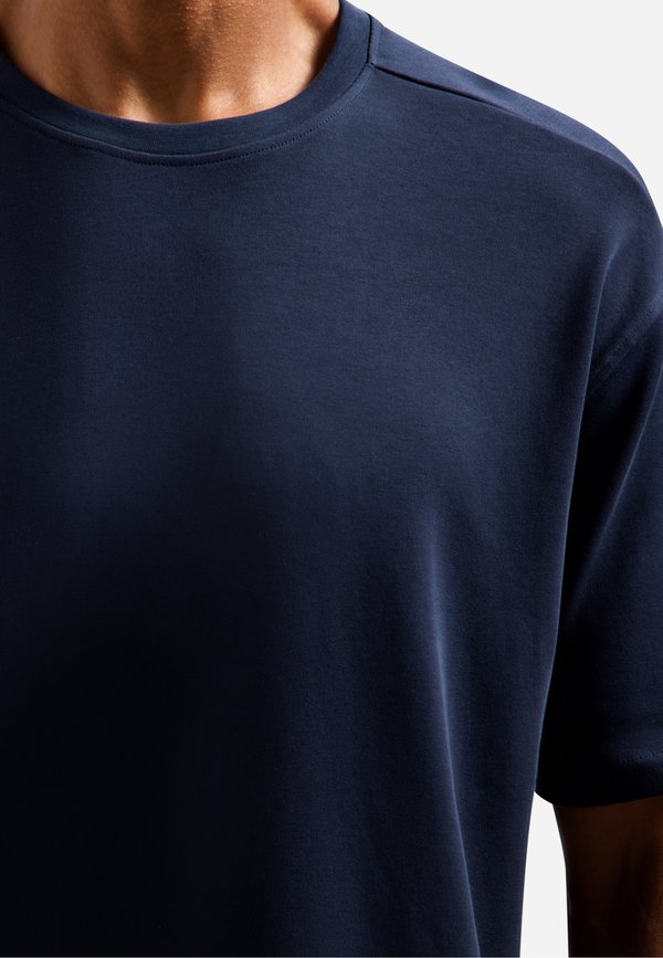 NO EXCESS INTERLOCK WITH ROUND NECK