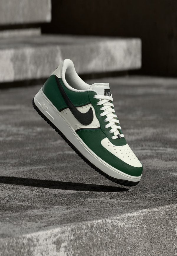 Nike Sportswear AIR FORCE 1 07 LV8 SPORT - Trainers - fir/black/sail/coconut milk/team red/dutch green