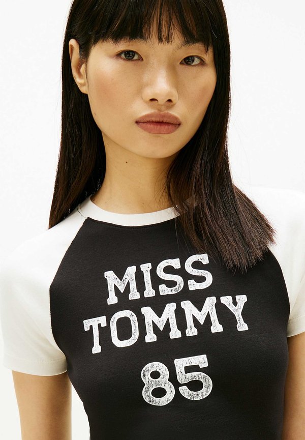 Tommy Jeans LOGO SLIM RAGLAN SLEEVE T-SHIRT