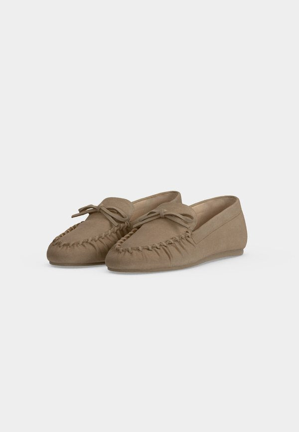 Stuart Weitzman BRITT BOW LOAFER