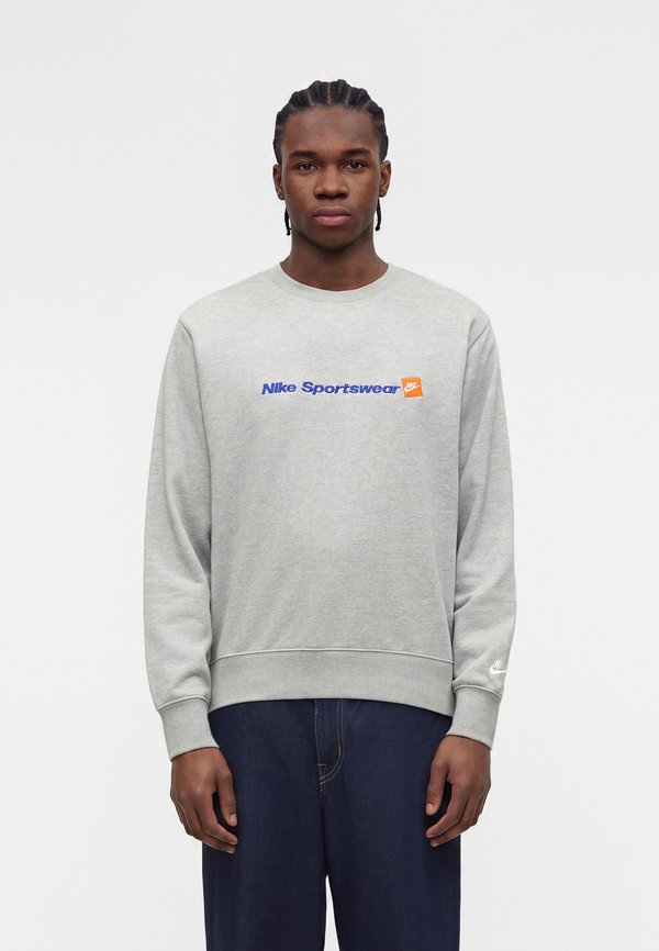Nike Sportswear CLUB CREW PLAY - Sweatshirt - grey heather/white