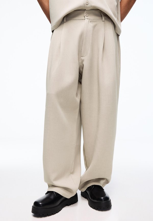Bershka SUPER BAGGY - Trousers - stone