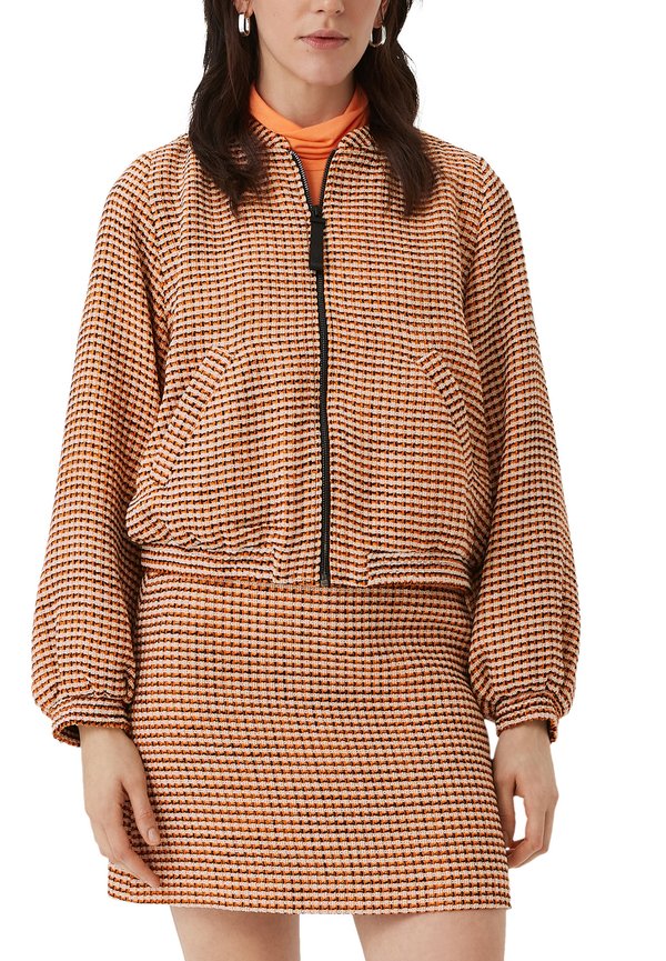 comma casual identity AUS BOUCLÉ