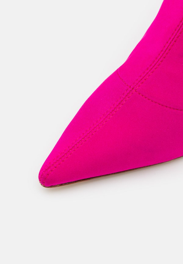 Stuart Weitzman STRETCH BOOTIE