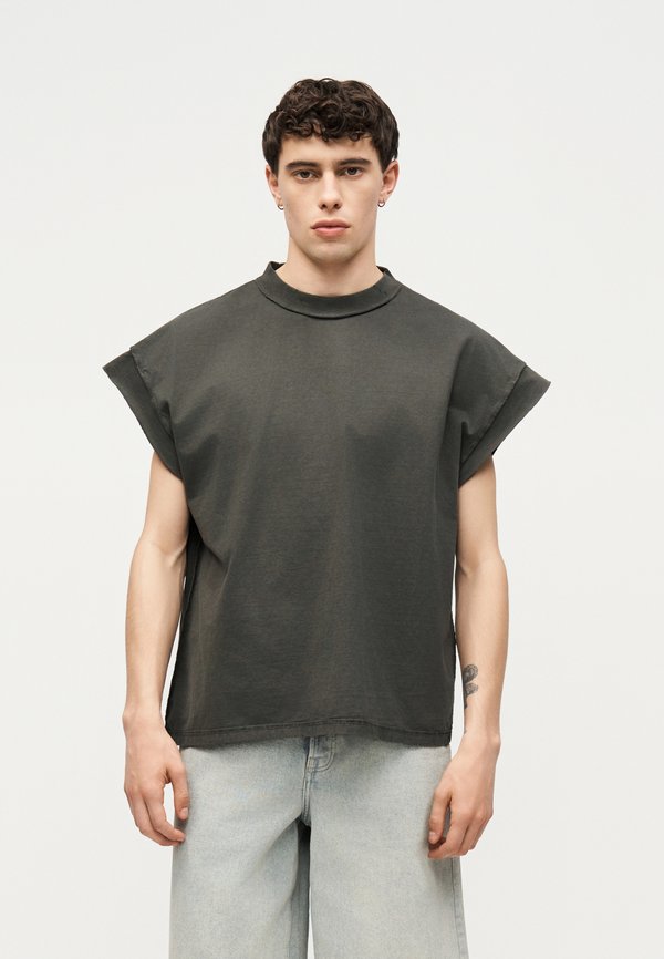 FAVELA MUSCLE DISTRESSED