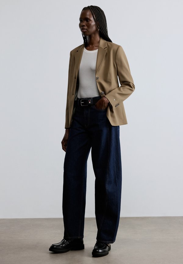 Tommy Jeans MID RISE TWISTED TAPERED BARREL LEG JEANS