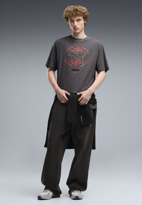 Puma PUMATECH RELAXED GRAPHIC T-SHIRT - Print T-shirt - moody gray