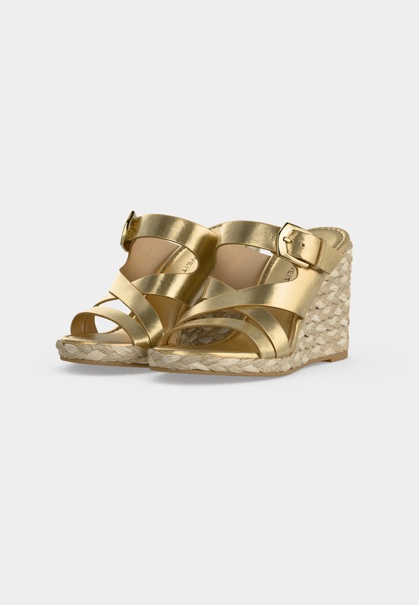 Stuart Weitzman SAI WEDGE