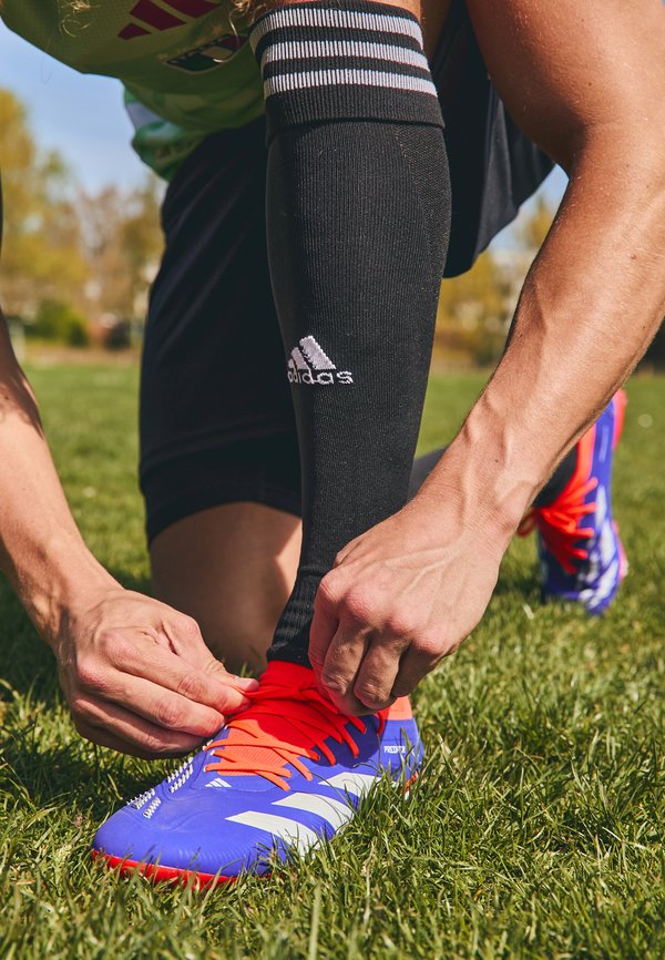 adidas Performance PREDATOR PRO FIRM GROUND - Firm-ground football boots - lucid blue/footwear white/solar red