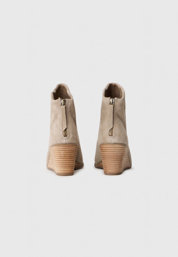 TOMS CASEY