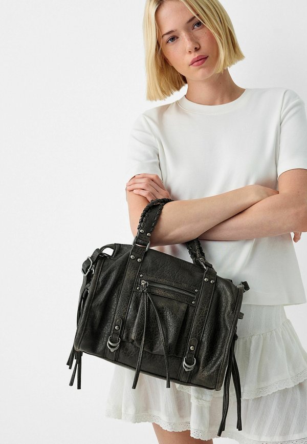 Bershka WORN-EFFECT WITH STRAPS - BOWLING BAG - Handbag - black