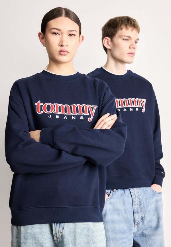 Tommy Jeans 90S LOGO APPLIQUÉ FLEECE SWEATSHIRT