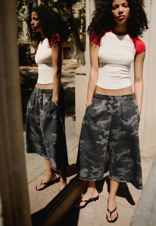 Bershka PLUSH WITH PRINT - BERMUDA SHORTS - A-line skirt - dark grey