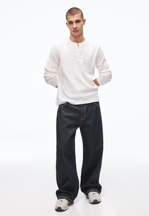 Bershka CORE SKATER RAW - Relaxed fit jeans - royal blue