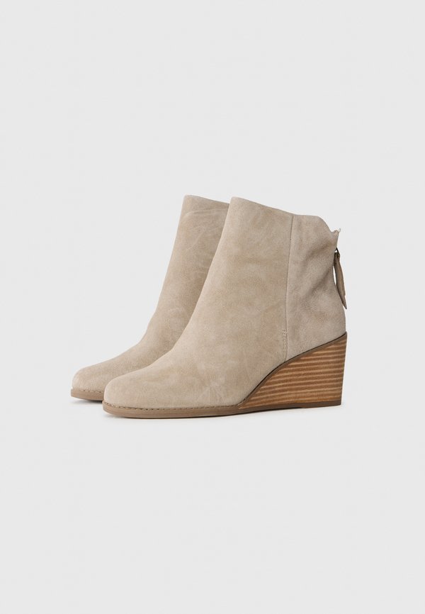 TOMS CASEY