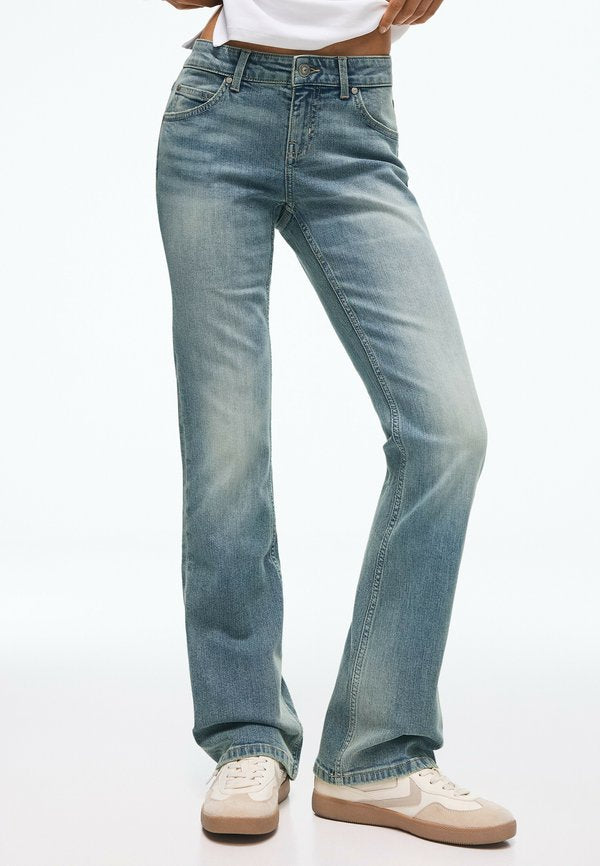 Bershka LOW-RISE SLIM FIT BOOT-CUT JEANS - JEANS - Bootcut jeans - blue denim