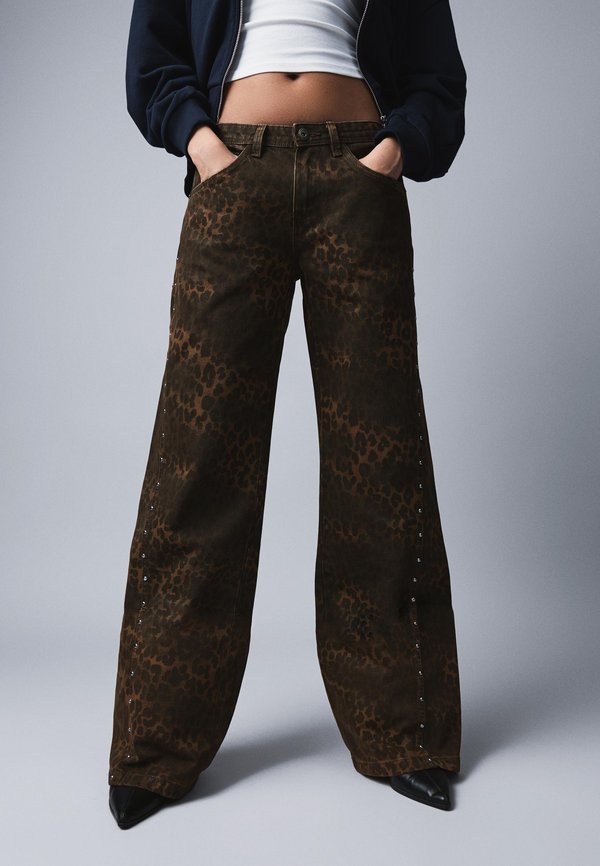 Bershka BACK DETAIL - Straight leg jeans - dark brown