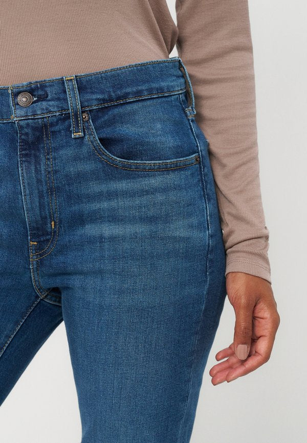 Levi's® 724 HIGH RISE STRAIGHT FACE AWAY