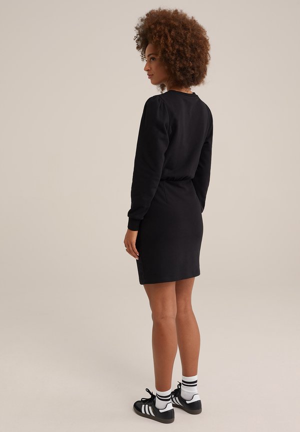 WE Fashion
