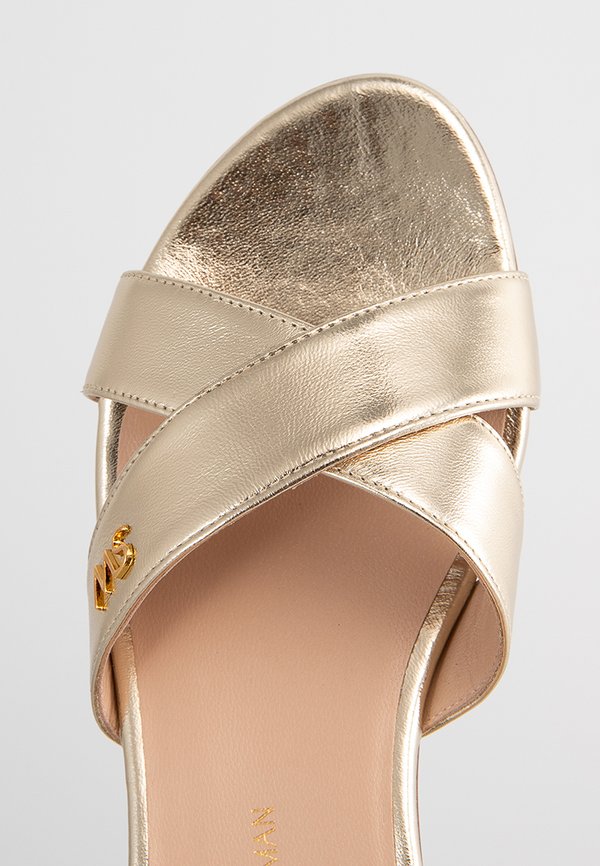 Stuart Weitzman LUNARIA