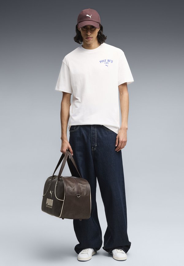 Puma GRAPHIC PUMA CAFE RELAXED T-SHIRT - Print T-shirt - white
