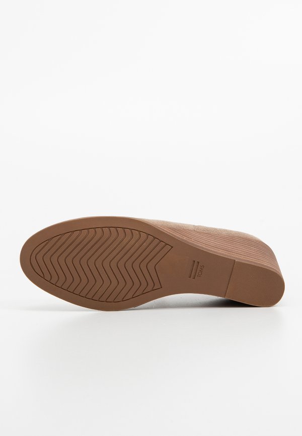 TOMS KALLIE