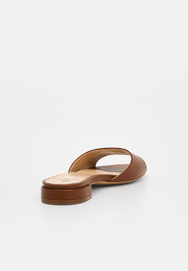 AIGNER LEONORA