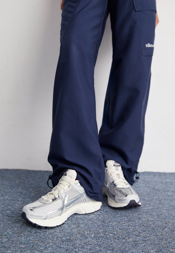 Nike Sportswear ZOOM VOMERO 5  - Trainers - photon dust/chrome/gridiron/sail/metallic platinum