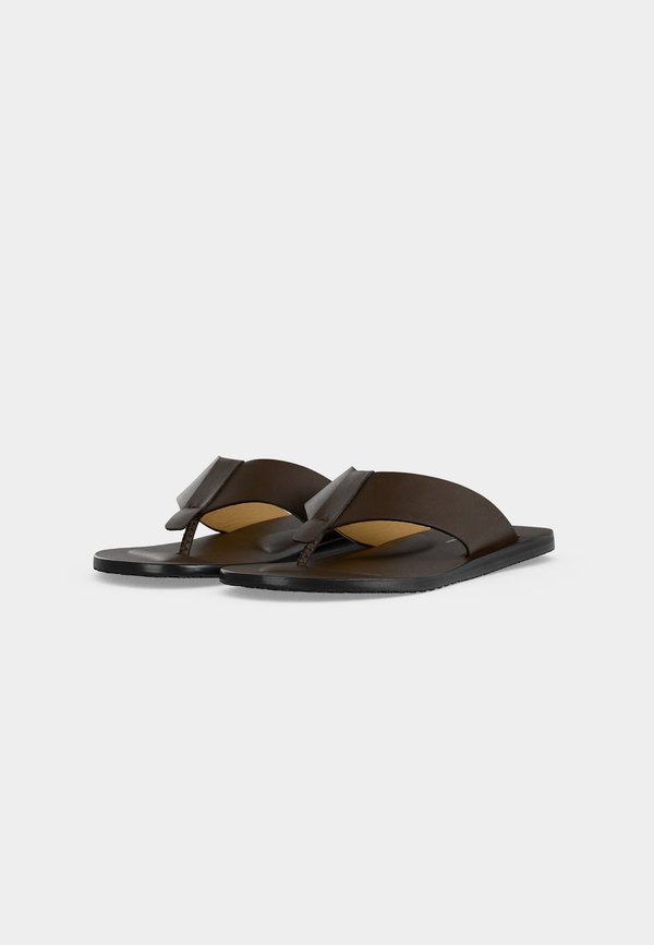 Stuart Weitzman BASTIAN