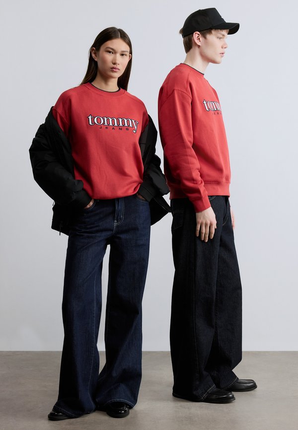 Tommy Jeans 90S LOGO APPLIQUÉ FLEECE SWEATSHIRT