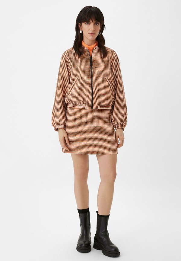 comma casual identity AUS BOUCLÉ