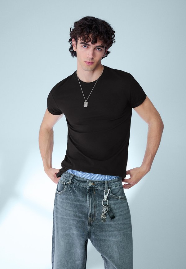 Bershka SHORT SLEEVE ROLL-UP - Basic T-shirt - black