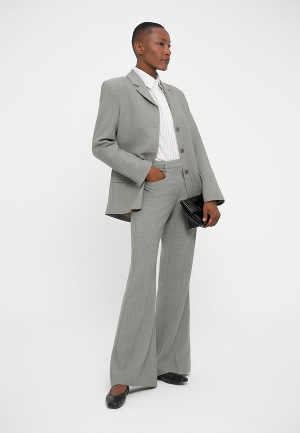 REMAIN BOXY OVERSIZED