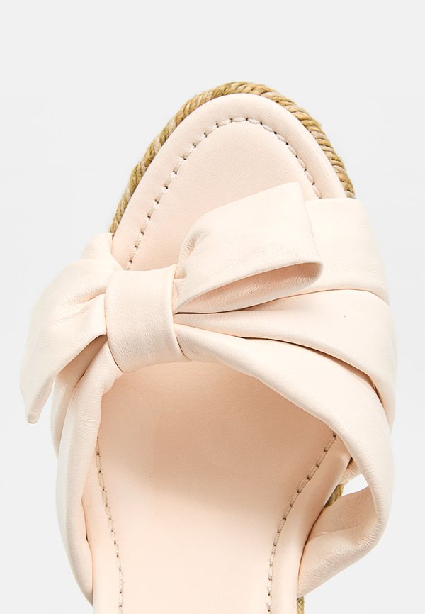 Stuart Weitzman SOFIA