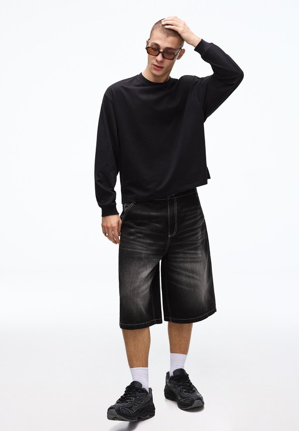 Bershka BAGGY BERMUDA - Denim shorts - black